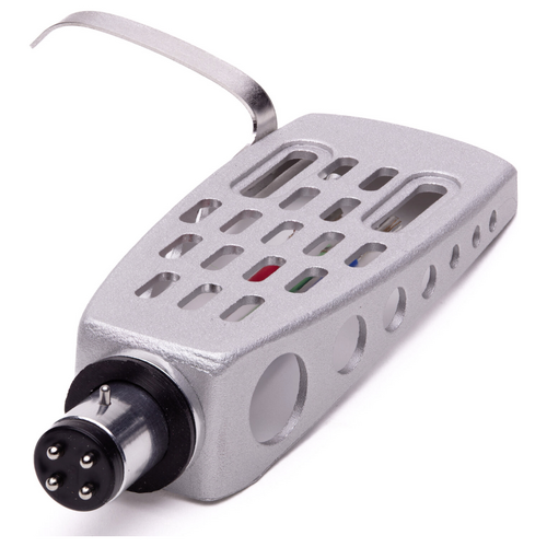 Eine silberne Plattenspieler-Kopfschale mit sichtbarem SME-Stil-Stecker, Gehäuseschlitzen und Montageschraubenlöchern zum Anbringen eines Tonabnehmers.